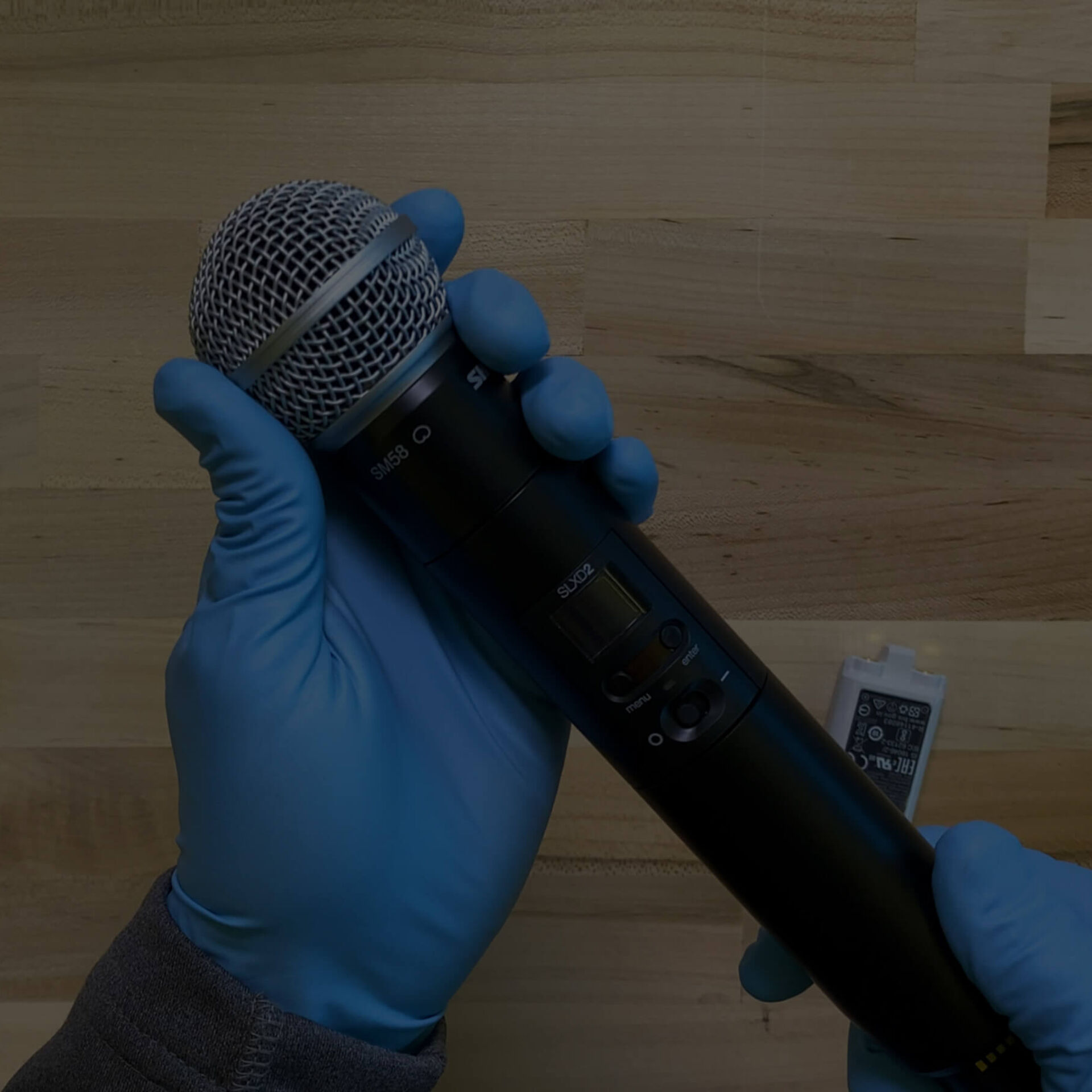 Comment nettoyer mon microphone sans fil à main ?